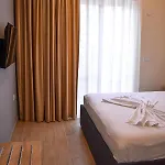 Delmar Apartment *