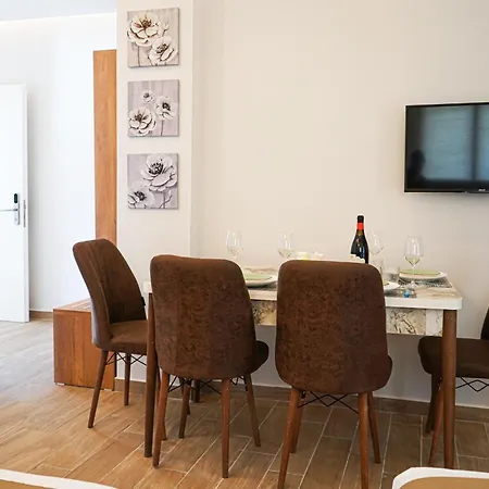 Delmar Apartment *